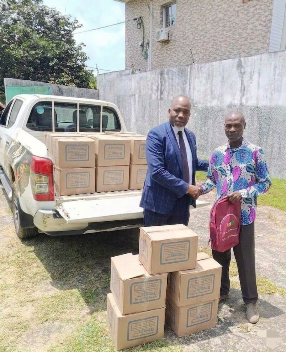 L'INSPECTEUR DE L’IEPP COCODY BLOCKHAUSS OFFRE 300 KITS SCOLAIRES À L’ONG BLOOM